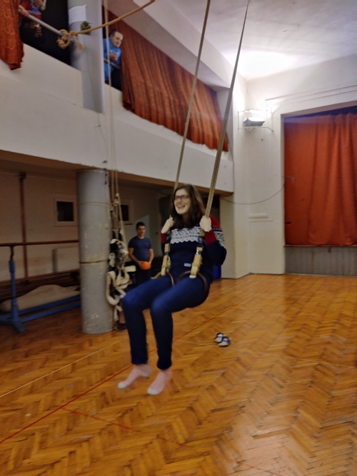Týna na houpačce z gymnastických kruhů